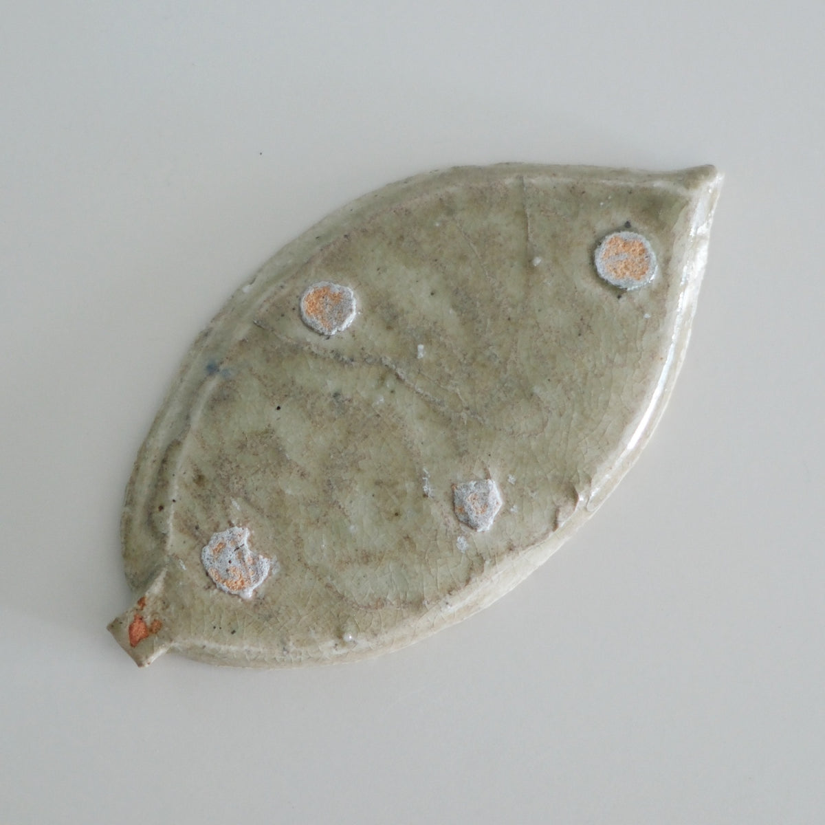 Manabu Kachi leaf dish / flat plate — 17 cm long, 9 cm wide