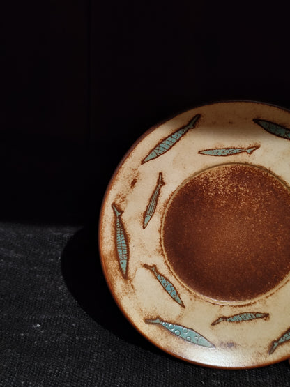 大柿 carved round small plate -