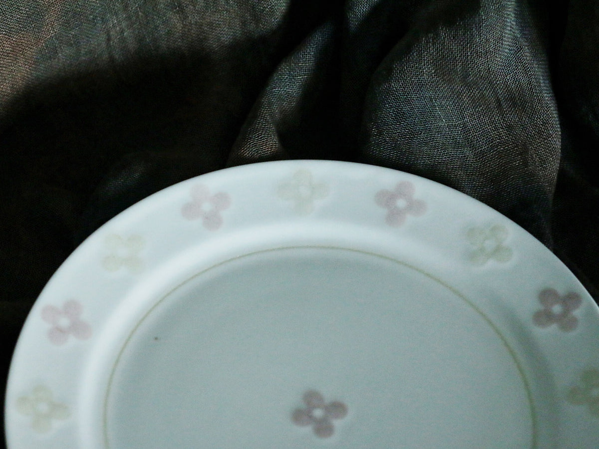 Yumiko Horinaka four-leaf clover round plate / western dinner plate / cake plate