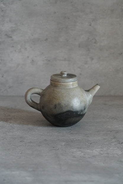 Japanese ceramic artist Hironobu Ishikawa charcoal-fired teapot 3
