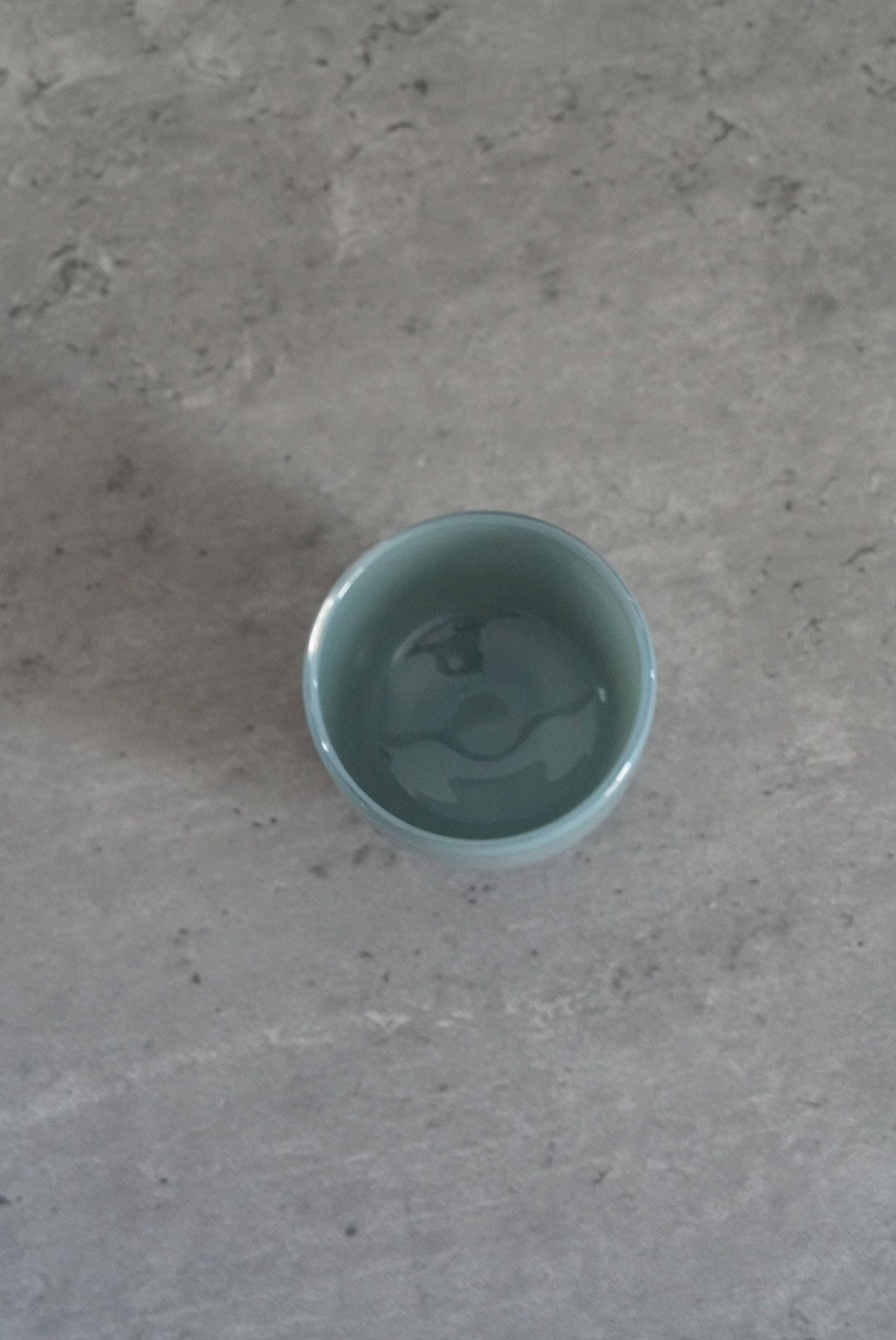 Japanese glass artist Tokiko Kurokawa handmade tea cup / sake cup, blue