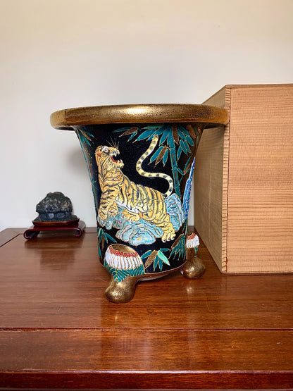 Extremely Rare Sanjun Design Omoto Pot by Ryūzan