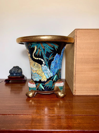 Extremely Rare Sanjun Design Omoto Pot by Ryūzan
