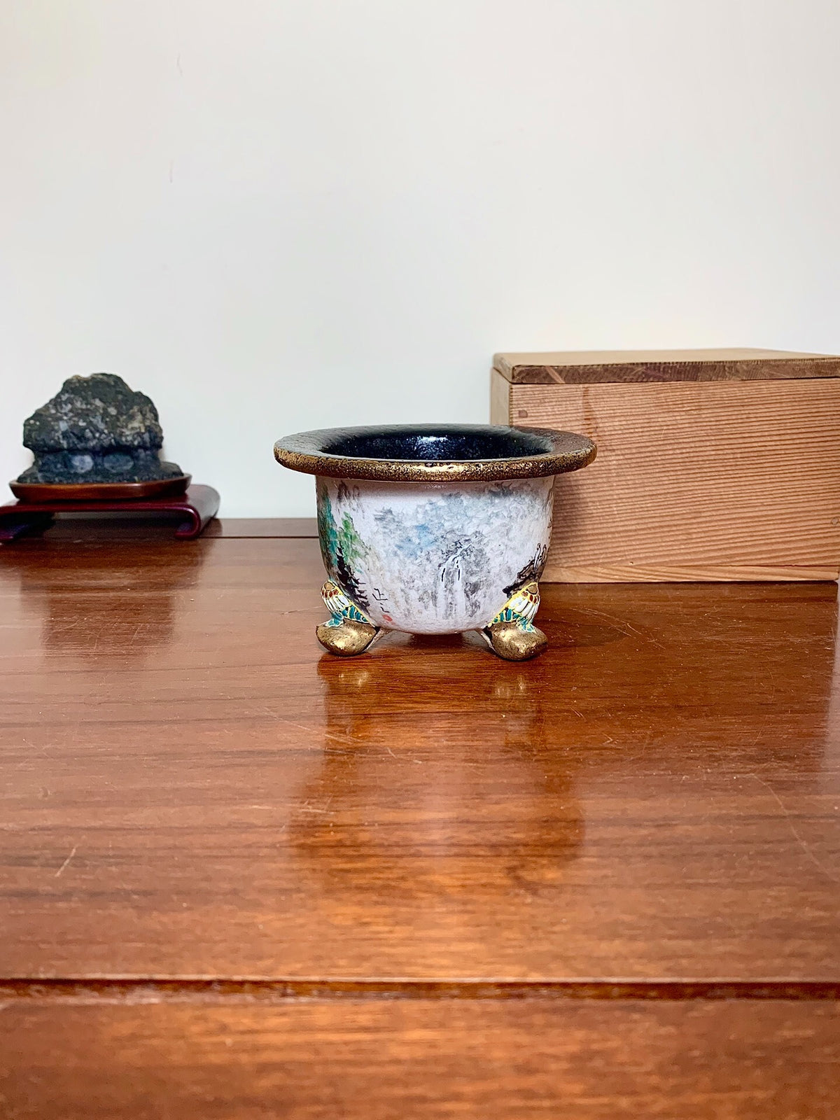 Shōsan Enamelled Rotating Landscape Omoto Pot