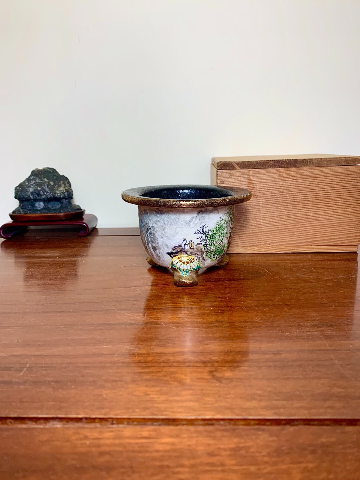 Shōsan Enamelled Rotating Landscape Omoto Pot