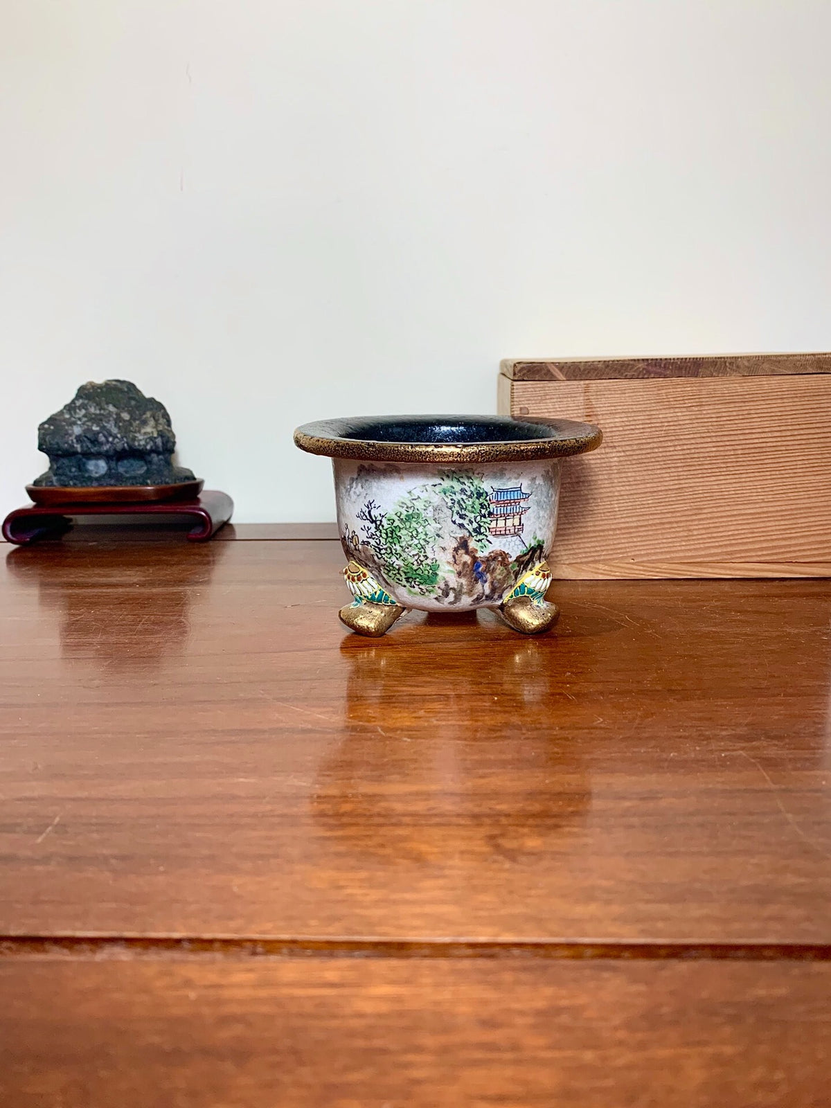 Shōsan Enamelled Rotating Landscape Omoto Pot