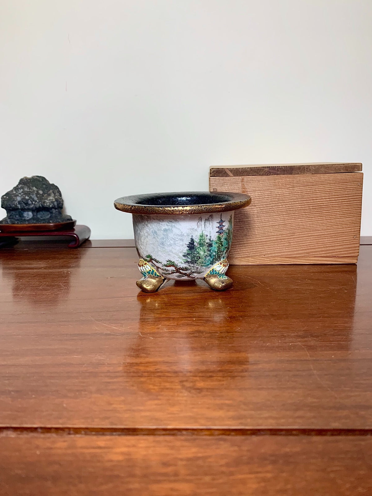 Shōsan Enamelled Rotating Landscape Omoto Pot