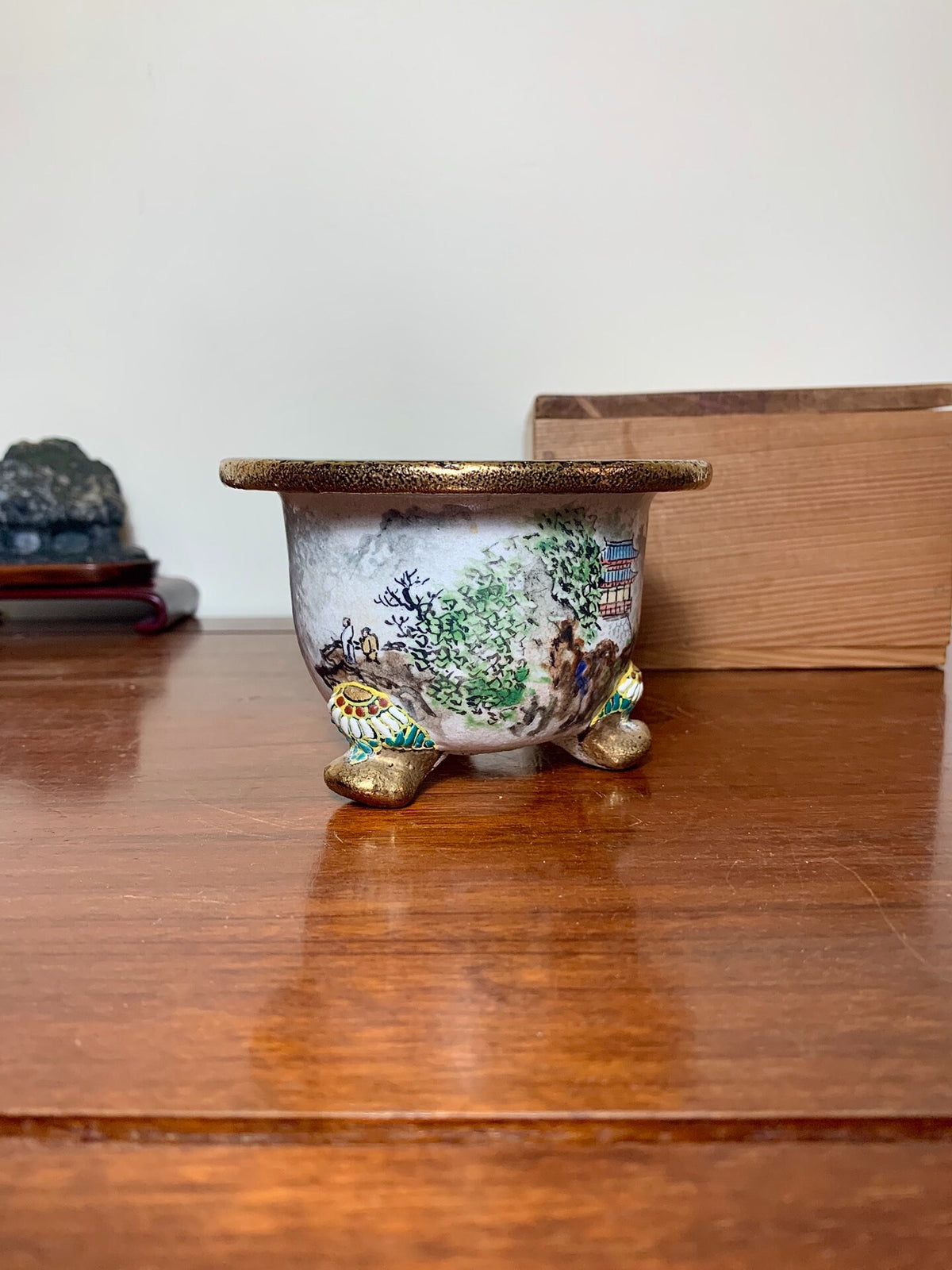 Shōsan Enamelled Rotating Landscape Omoto Pot