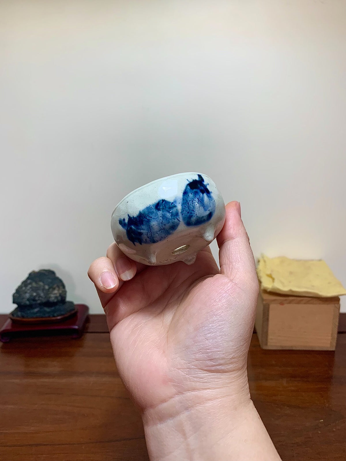 Blue-And-White Three-Footed Round Pot by Tsujihikko