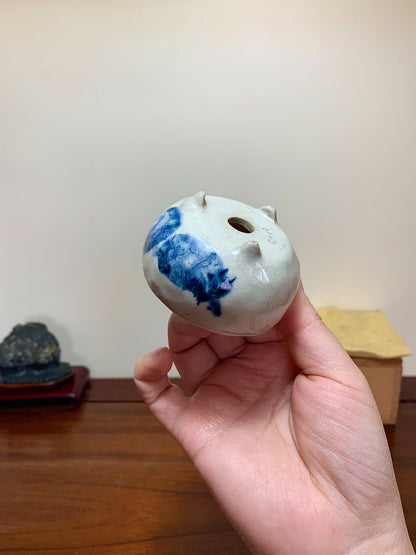Blue-And-White Three-Footed Round Pot by Tsujihikko