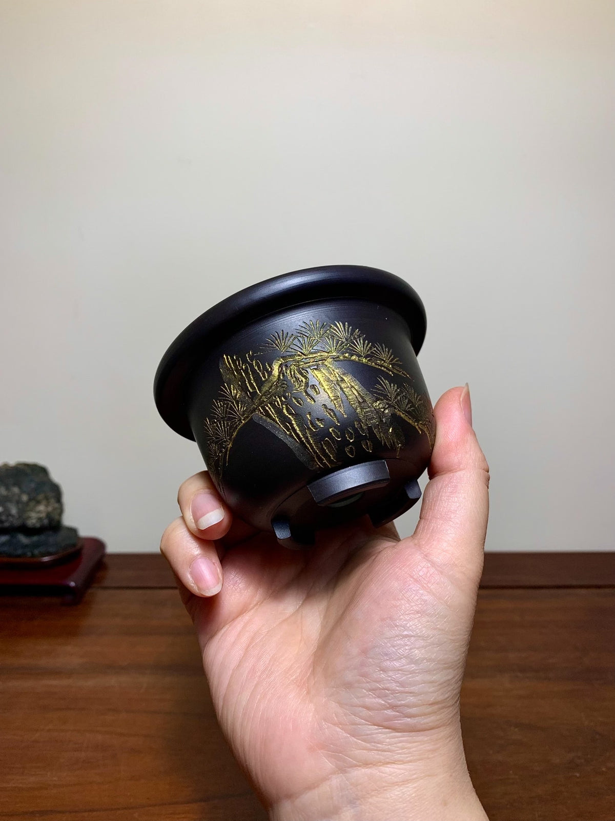 Black Clay Incised Relief Round Pot by Ei-Yaki