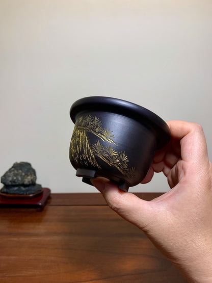 Black Clay Incised Relief Round Pot by Ei-Yaki