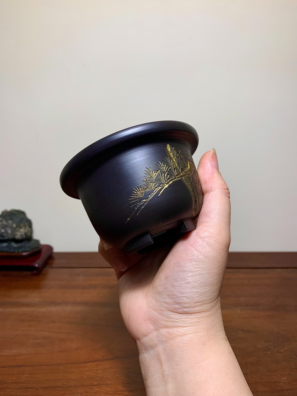 Black Clay Incised Relief Round Pot by Ei-Yaki
