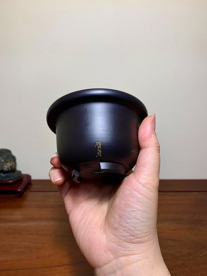 Black Clay Incised Relief Round Pot by Ei-Yaki