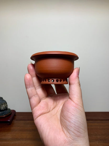 Outer Rim Flower-Foot Round Pot by Bigei