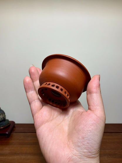 Outer Rim Flower-Foot Round Pot by Bigei