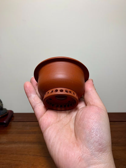 Outer Rim Flower-Foot Round Pot by Bigei