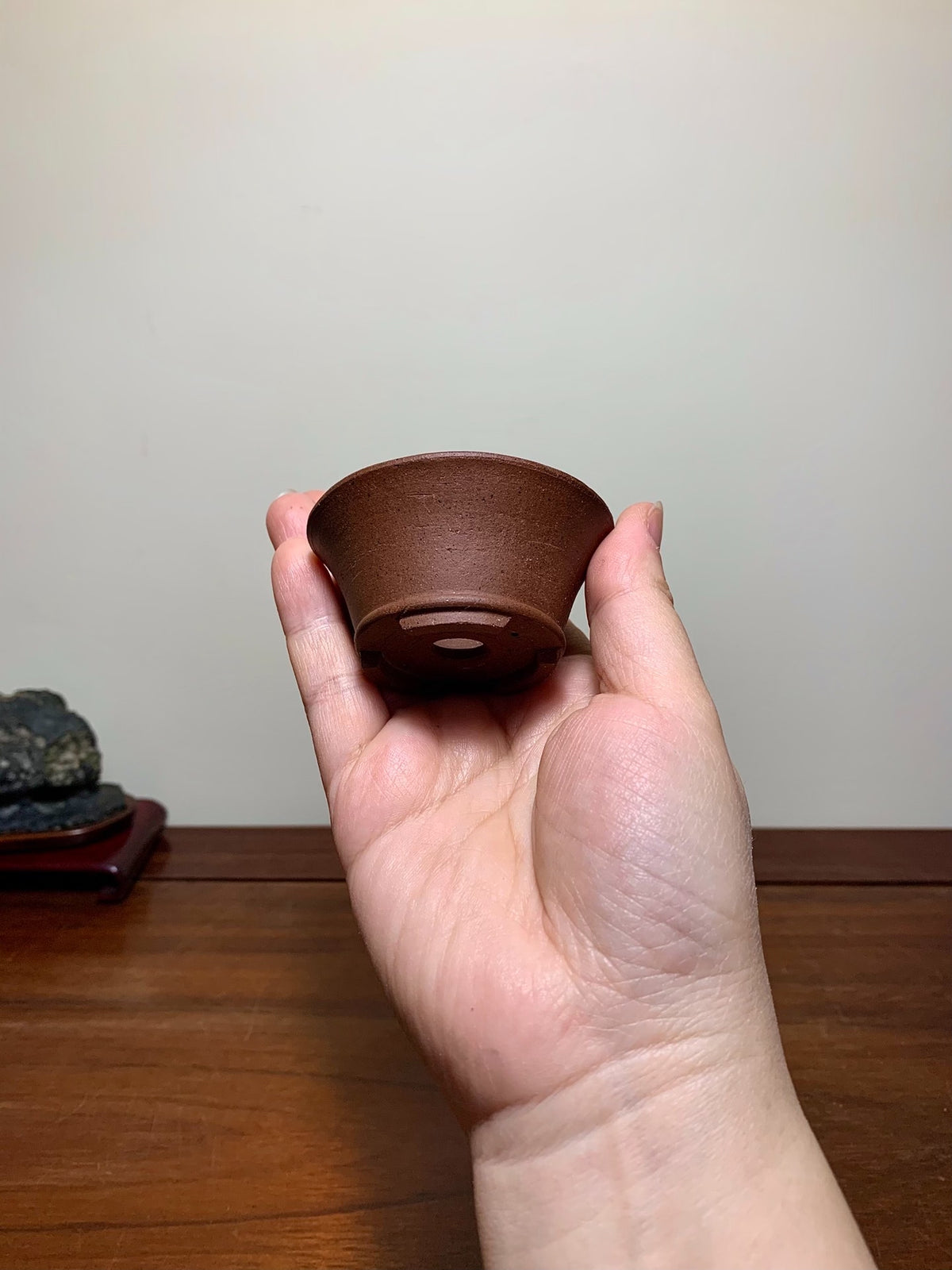Mifū Outer Rim Lower Band Cut Feet Round Pot