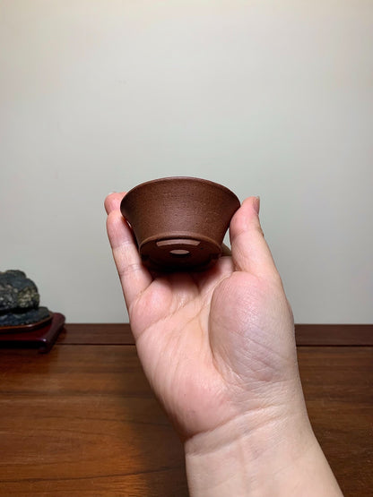Mifū Outer Rim Lower Band Cut Feet Round Pot