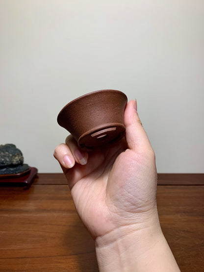 Mifū Outer Rim Lower Band Cut Feet Round Pot
