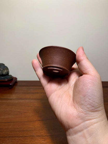 Mifū Outer Rim Lower Band Cut Feet Round Pot