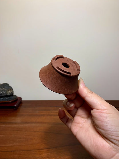 Mifū Outer Rim Lower Band Cut Feet Round Pot