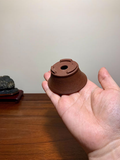 Mifū Outer Rim Lower Band Cut Feet Round Pot