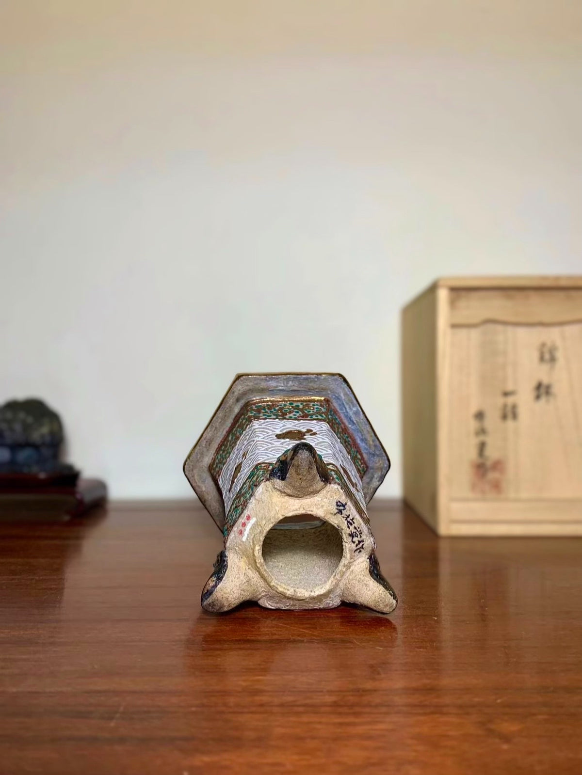 Hosshi Kakuei Gold-Enameled Hexagonal Thousand-Wave Bird Omoto Pot