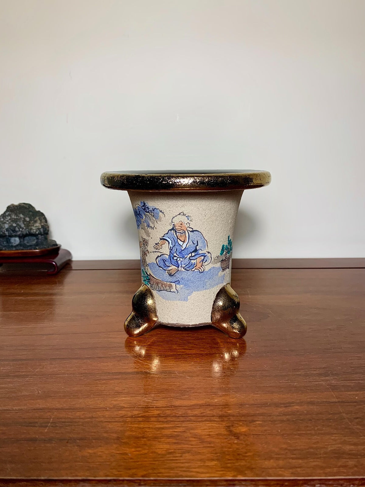Tao Tsui Enamelled with Figures and Landscape Omoto Pot