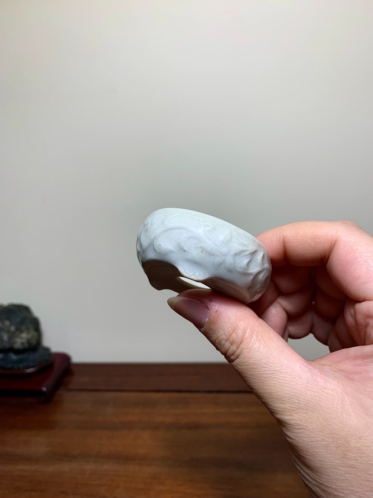 Hikoyama Jin Cloud-Foot Relief-Carved Round Pot