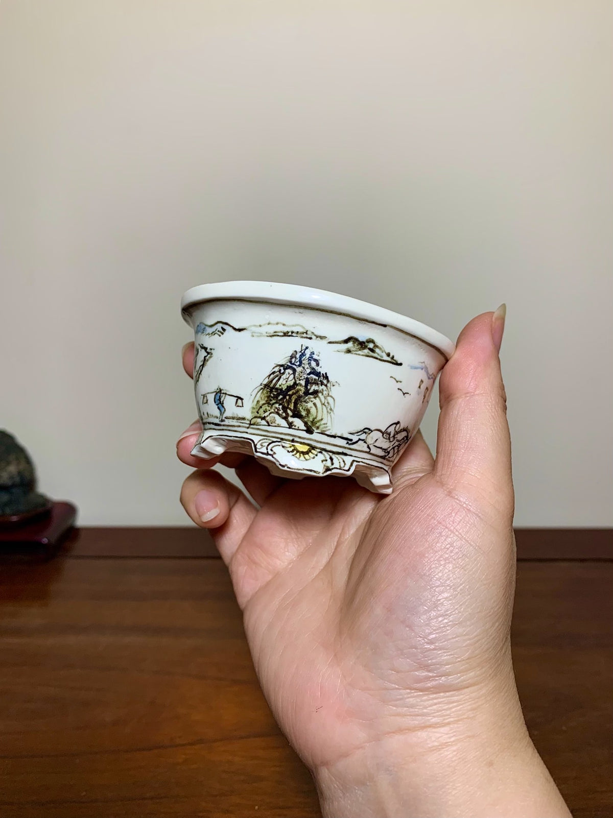 Ushū Katsuyama Enamelled Landscape with Friends Visiting Scene Japanese Pot