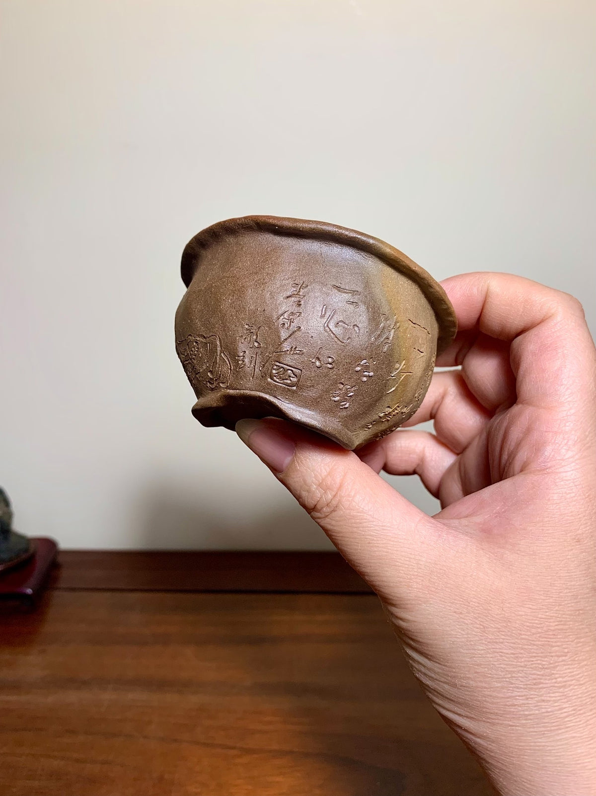 Shiizaki Seikan Hand-Pinched Incised Guanyin Round Pot