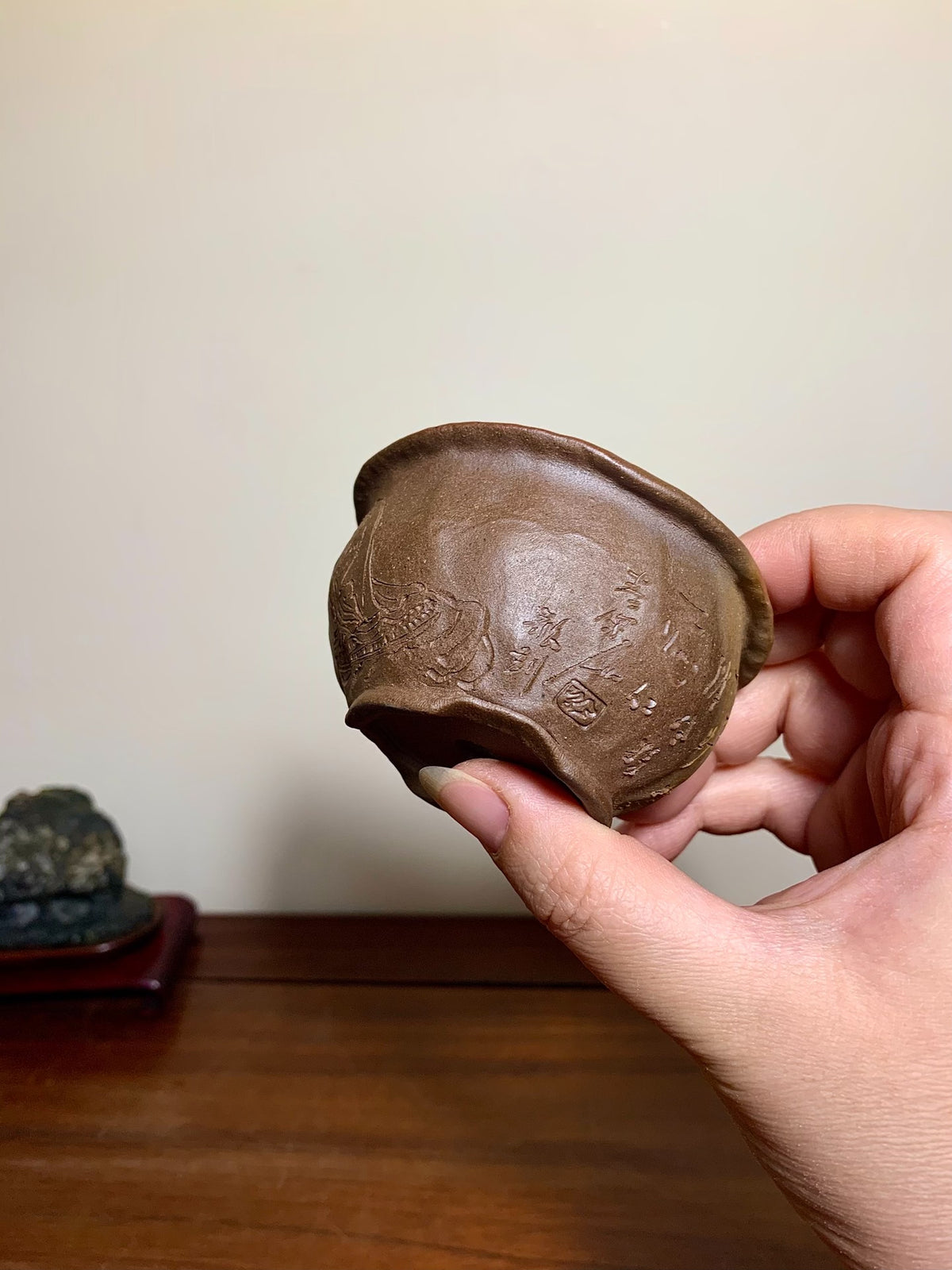 Shiizaki Seikan Hand-Pinched Incised Guanyin Round Pot