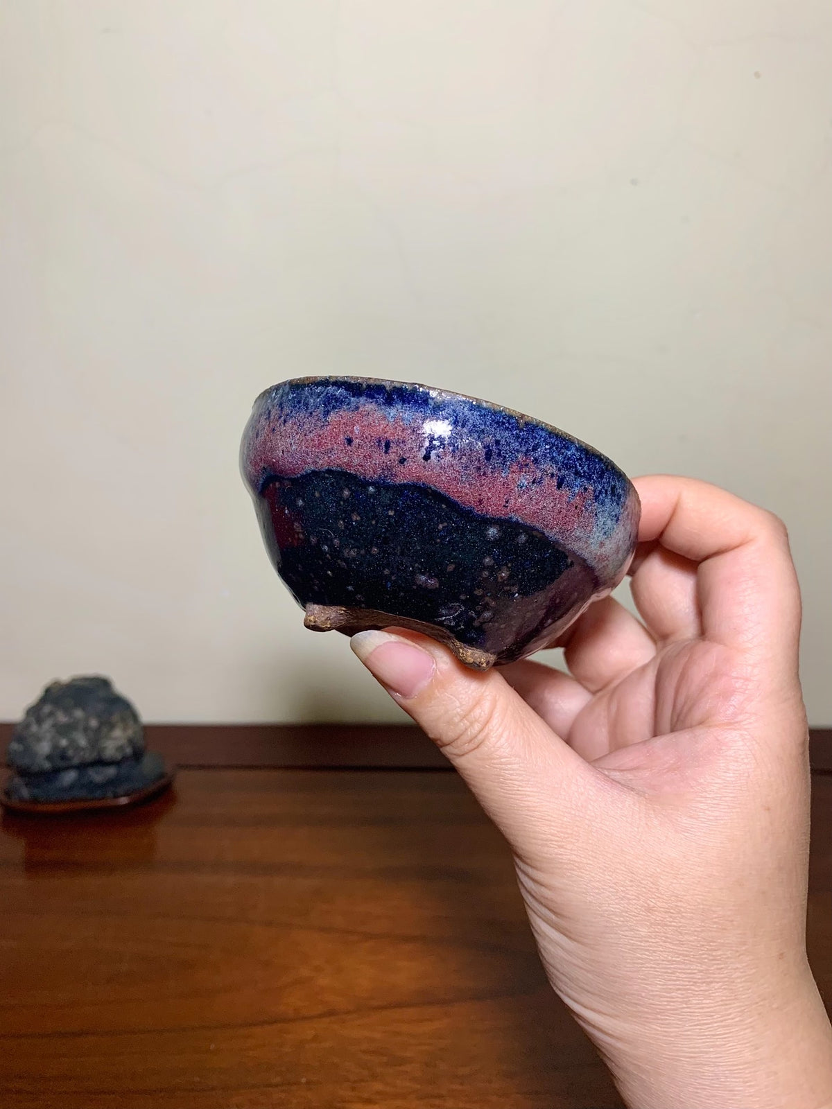 Imaoka Chōsō Shinsha Copper-Red Glaze Kiln-Transmuted Three-Footed Round Pot