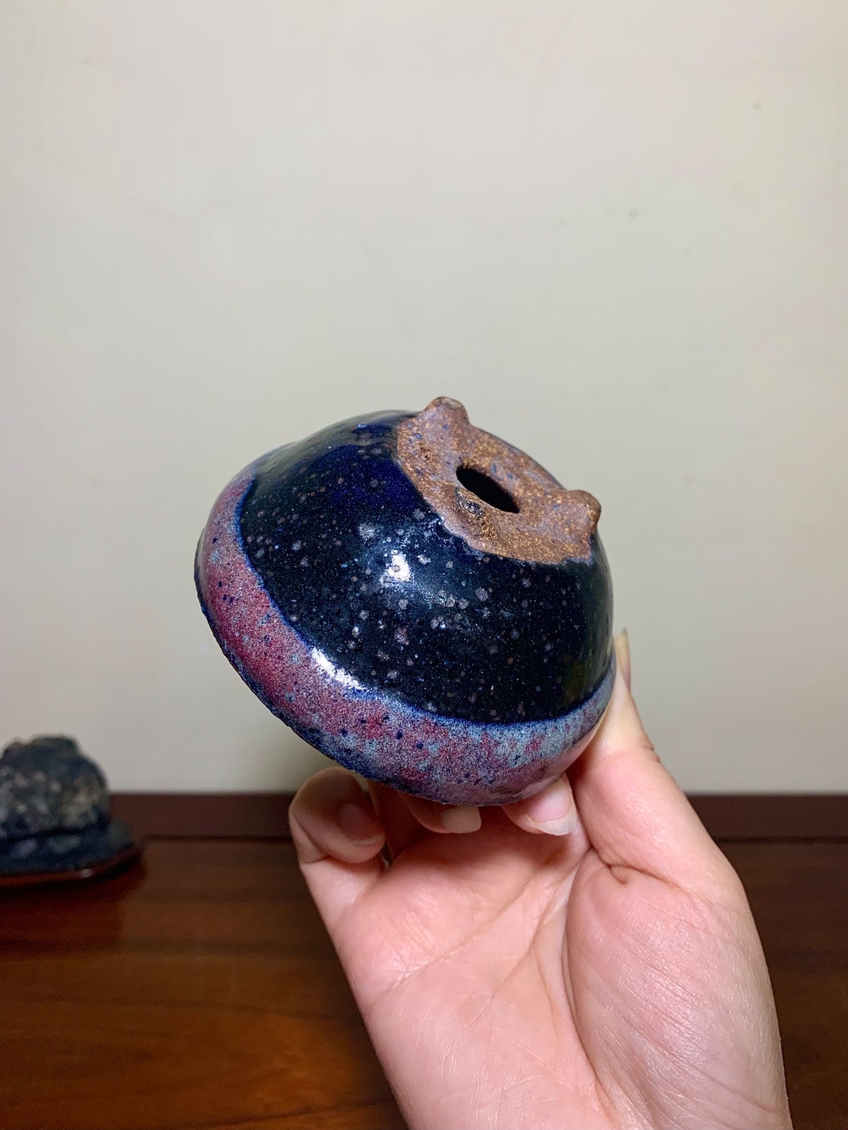 Imaoka Chōsō Shinsha Copper-Red Glaze Kiln-Transmuted Three-Footed Round Pot