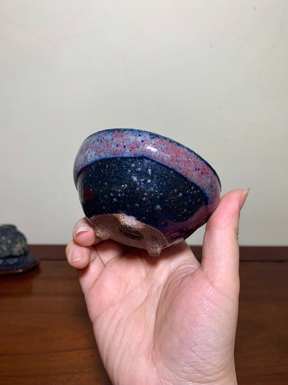 Imaoka Chōsō Shinsha Copper-Red Glaze Kiln-Transmuted Three-Footed Round Pot