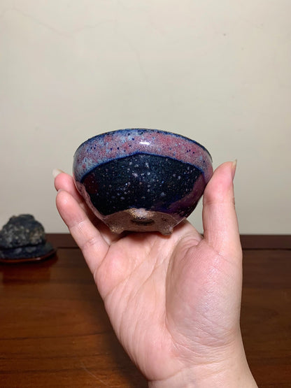 Imaoka Chōsō Shinsha Copper-Red Glaze Kiln-Transmuted Three-Footed Round Pot