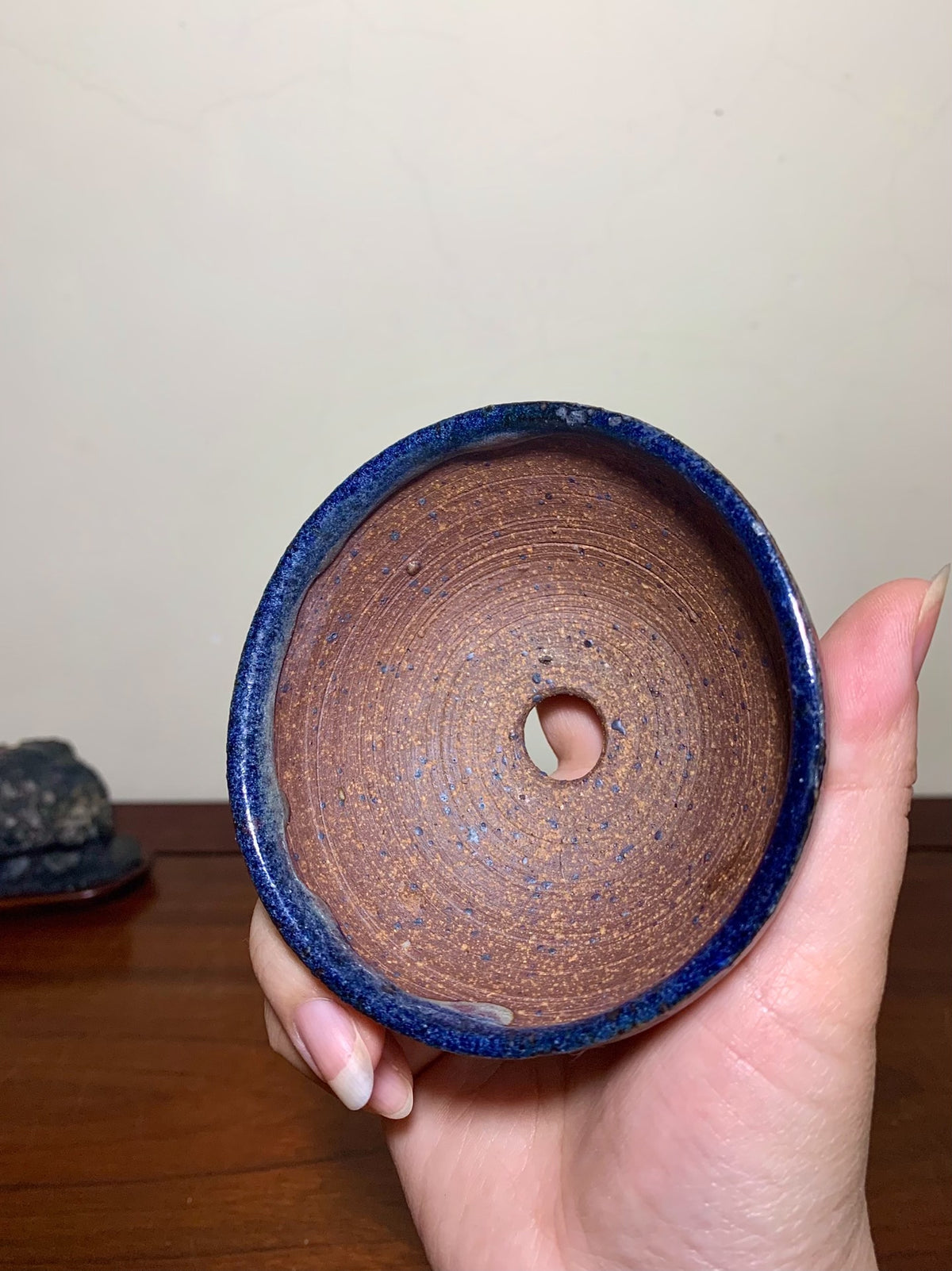 Imaoka Chōsō Shinsha Copper-Red Glaze Kiln-Transmuted Three-Footed Round Pot