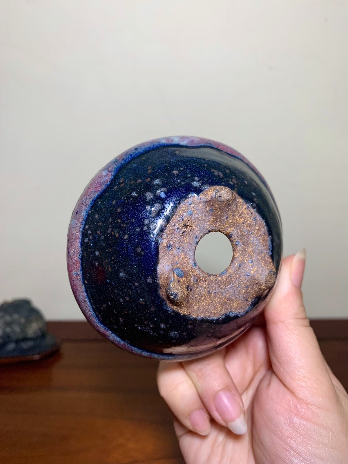 Imaoka Chōsō Shinsha Copper-Red Glaze Kiln-Transmuted Three-Footed Round Pot
