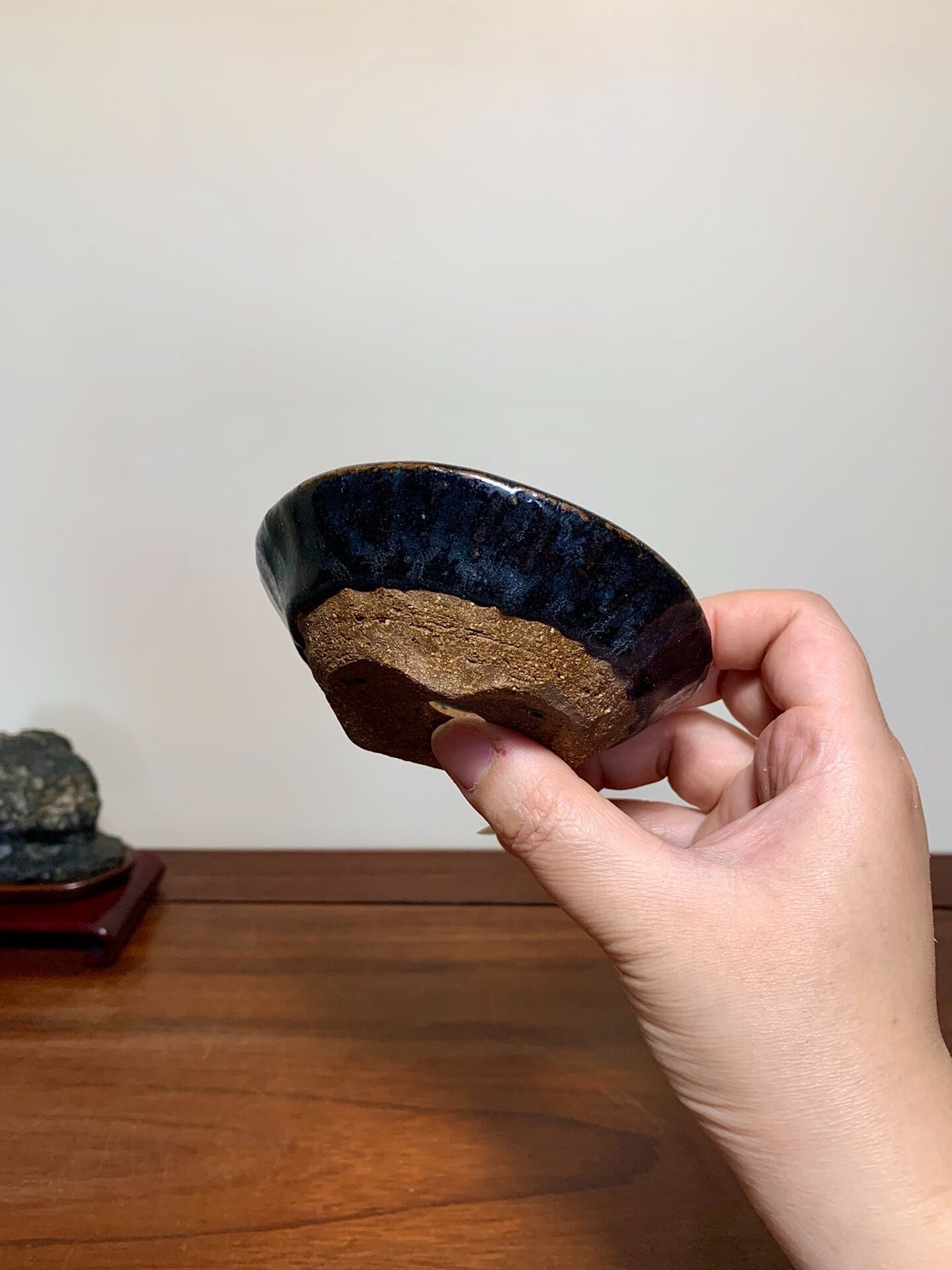 Man'kō Shūzan Tenmoku Hand-Pinched Round Pot