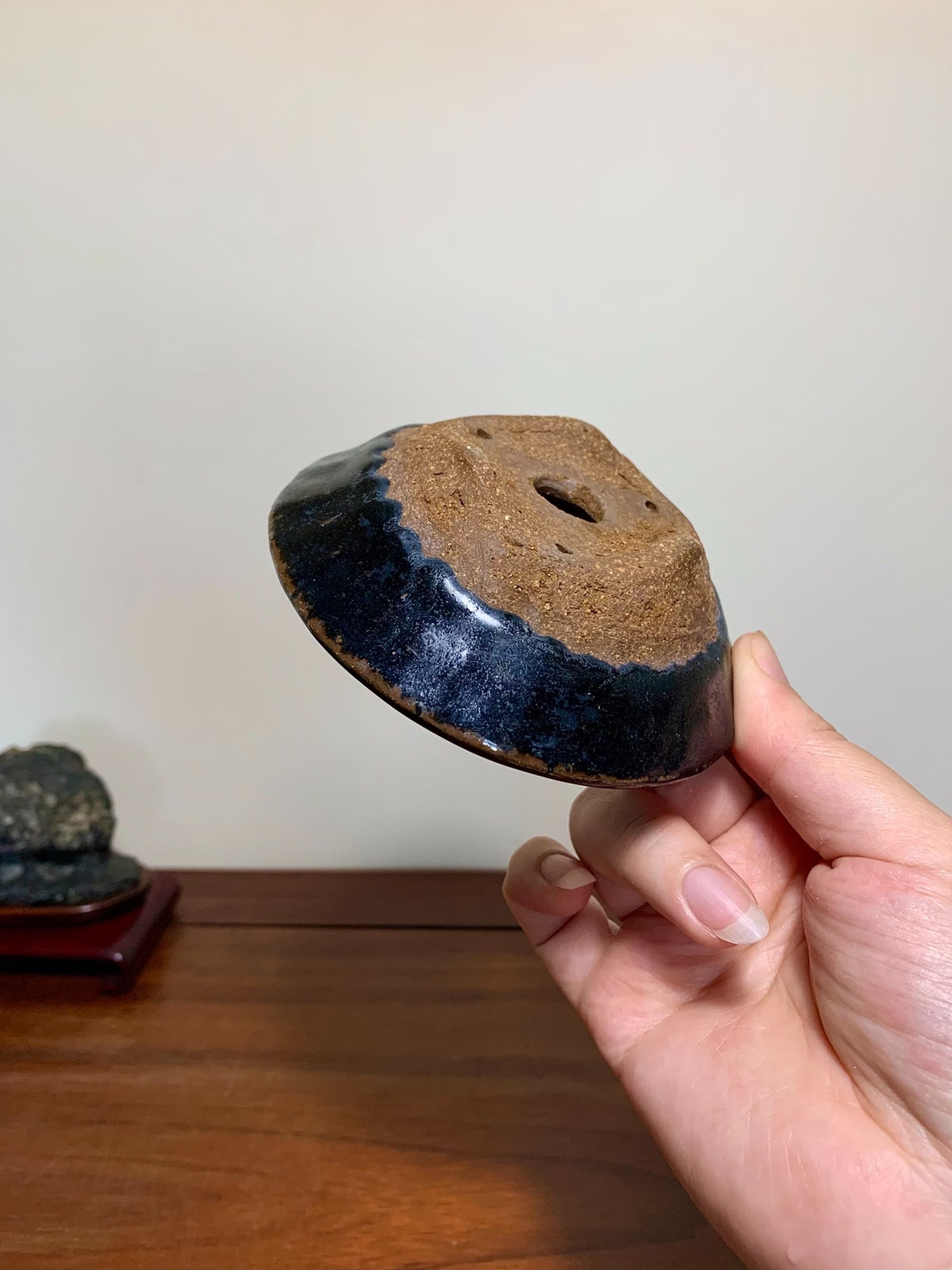 Man'kō Shūzan Tenmoku Hand-Pinched Round Pot