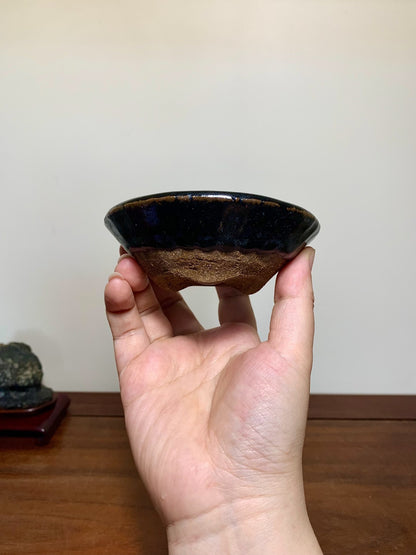 Man'kō Shūzan Tenmoku Hand-Pinched Round Pot