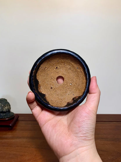 Man'kō Shūzan Tenmoku Hand-Pinched Round Pot