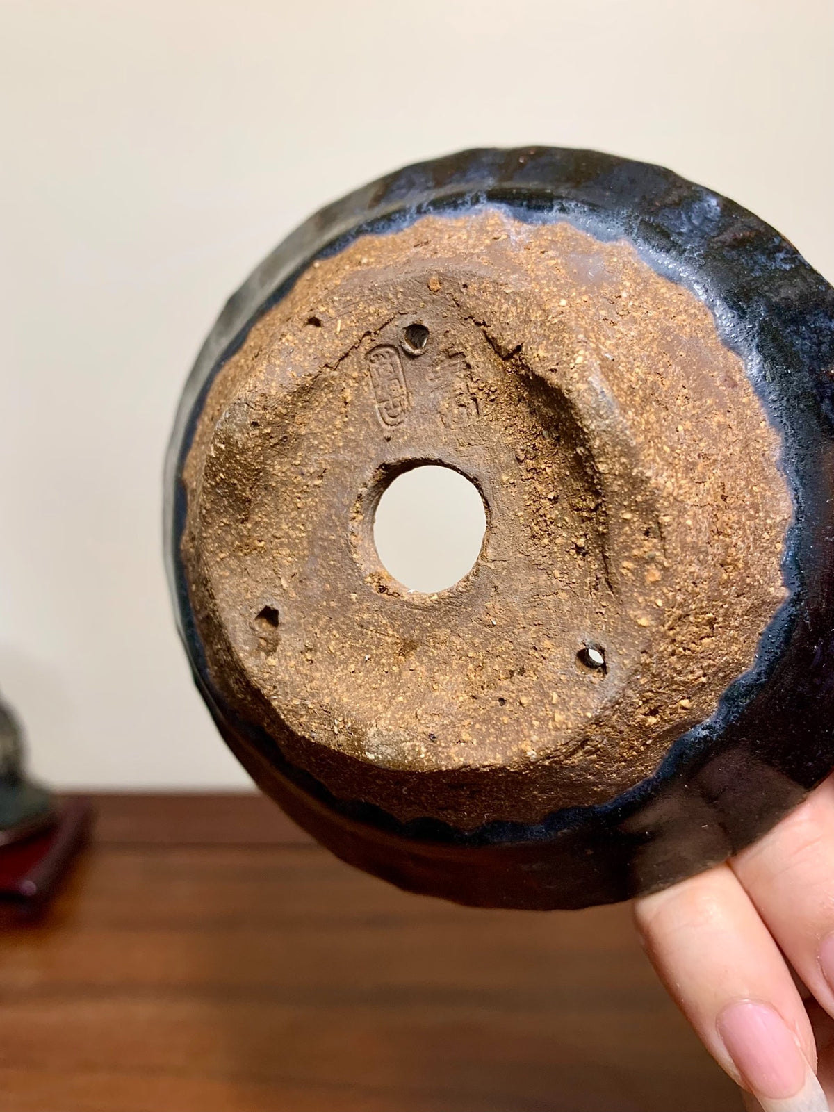 Man'kō Shūzan Tenmoku Hand-Pinched Round Pot
