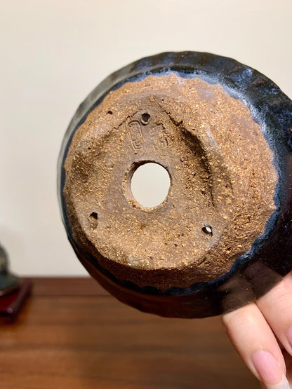 Man'kō Shūzan Tenmoku Hand-Pinched Round Pot