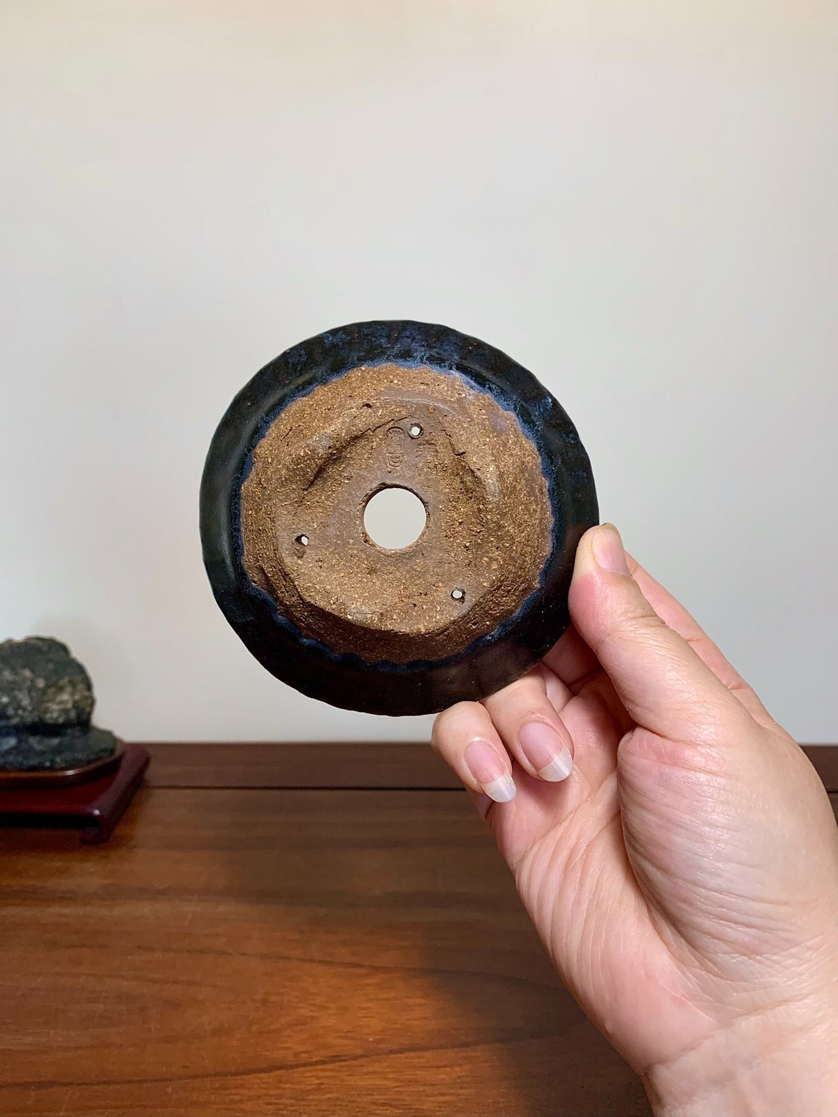 Man'kō Shūzan Tenmoku Hand-Pinched Round Pot