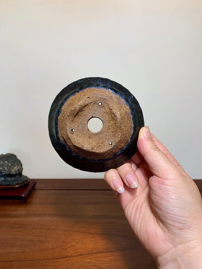 Man'kō Shūzan Tenmoku Hand-Pinched Round Pot