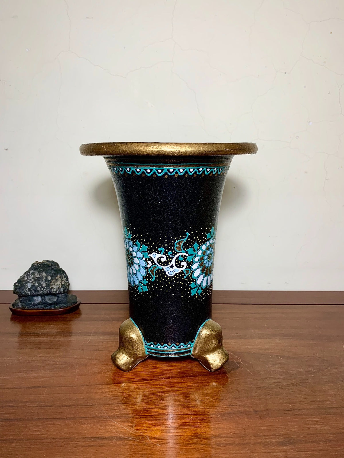 Hosshi Kakuei Enameled Chrysanthemum Pattern Brocade Pot