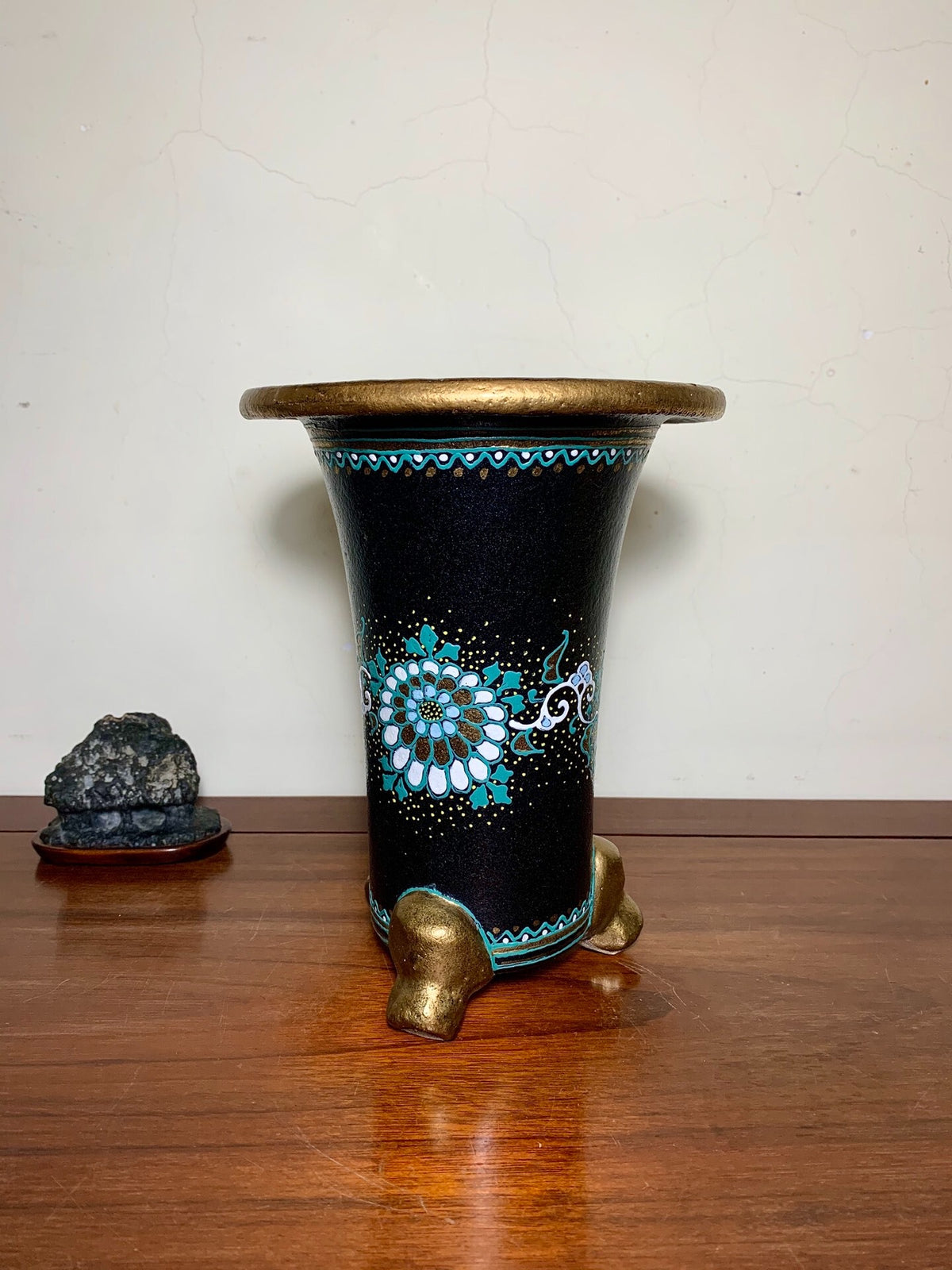 Hosshi Kakuei Enameled Chrysanthemum Pattern Brocade Pot