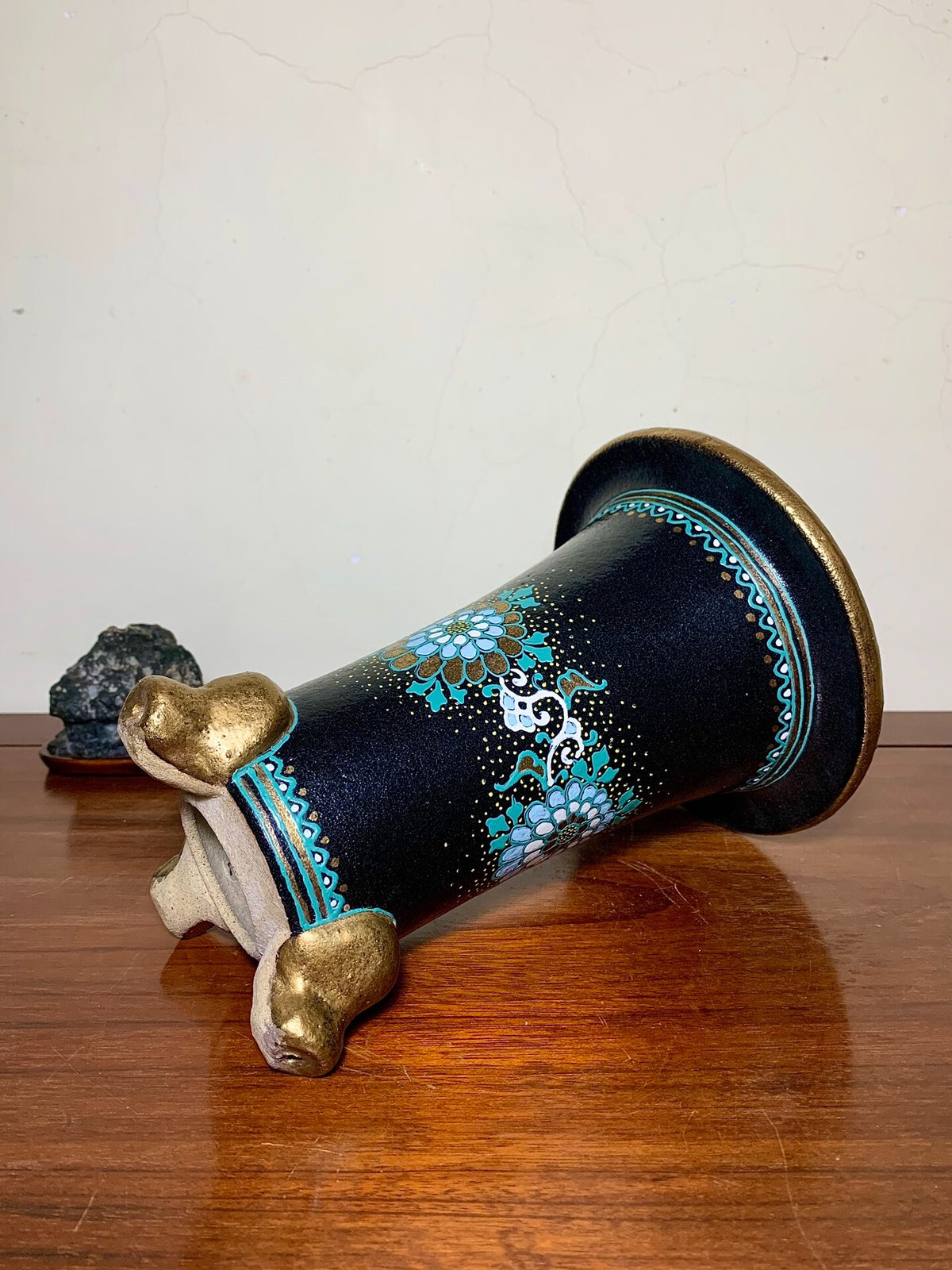 Hosshi Kakuei Enameled Chrysanthemum Pattern Brocade Pot